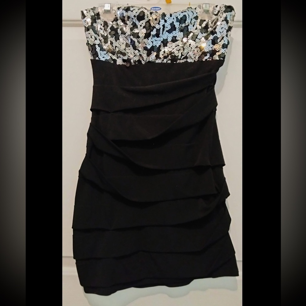 Elegant Strapless Bodycon Black Dress with Layered Fabric and Sequin Top